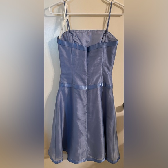 Elegant Blue Strapless Dress with Bow - Picture 2 of 2